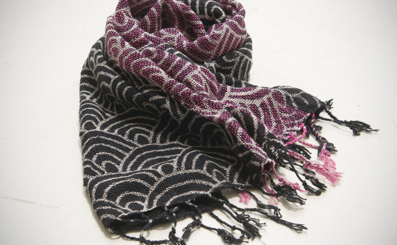 手織綿スカーフ Handwoven cotton scarf TSUBAKI 鱗